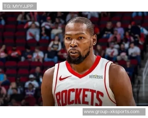 杜兰特场边轻松愉快与火箭助教艾维畅谈免战牌背后心态揭秘