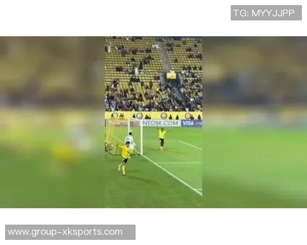 C罗头球助攻未果菲利克斯射门高出后C罗无奈敲脑门